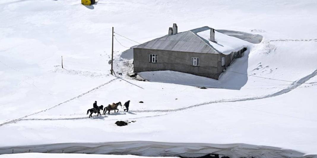 Zorlu kışın etkisi bitmiyor: ‘Kar koridoru’nu aşarak ulaşım sağlıyorlar! 6